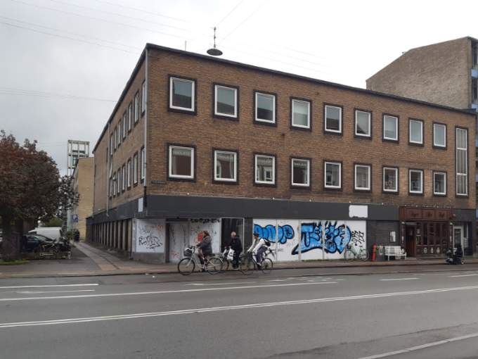 Frederiksborgvej der hvor Bispebjerg Bio lå, er idag nærmest en skygge af sig selv, i midten af billedet ved det blå graffiti var indgangen til Bispebjerg Bio.